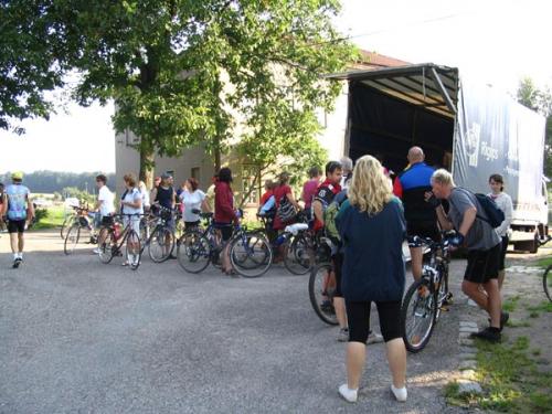Ráno, krátce po&nbsp;osmé se&nbsp;začali scházet první cyklisté...